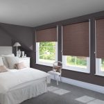 Stores marrons pour une chambre confortable