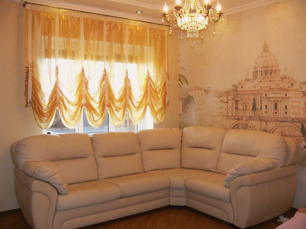 Sofa góc gần cửa sổ với rèm cửa màu vàng ngắn