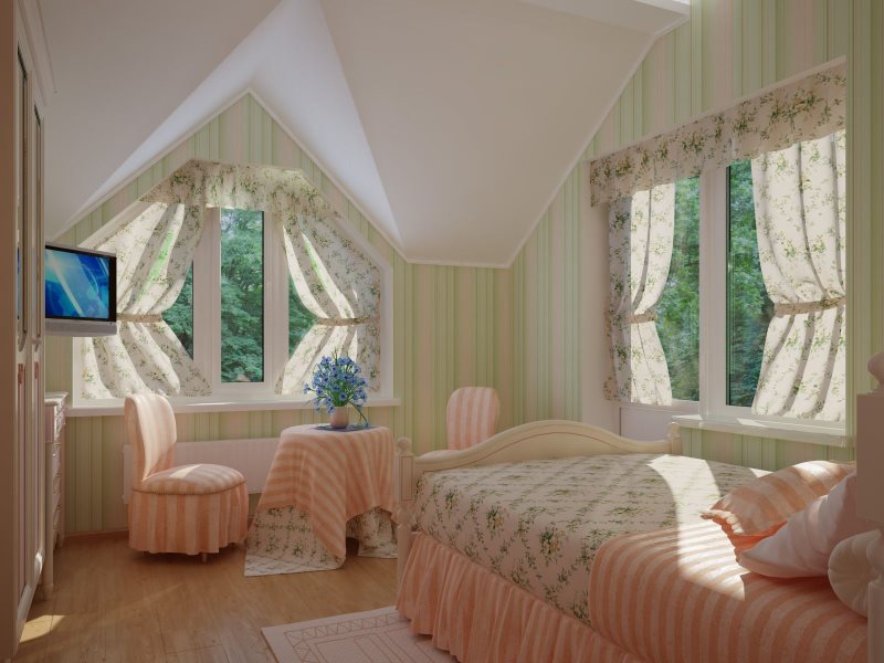 Cortine corte nella camera da letto di una casa di campagna