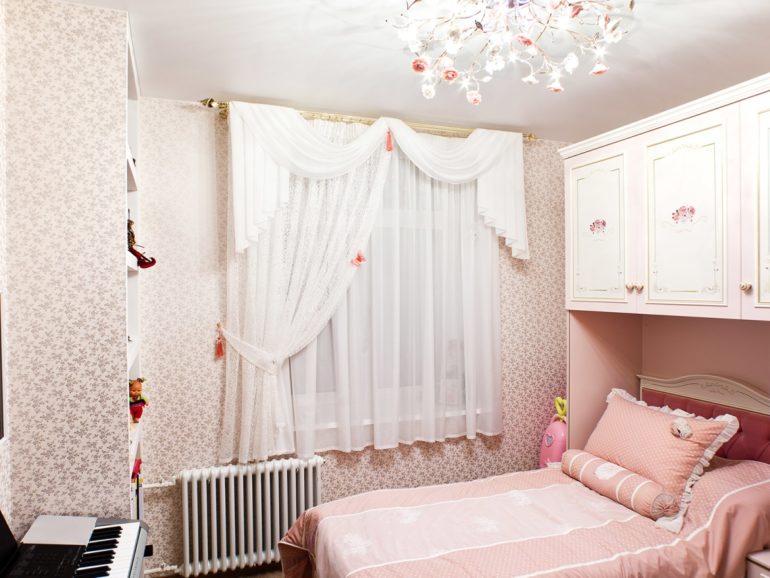 Rideaux de tulle blanc dans la chambre