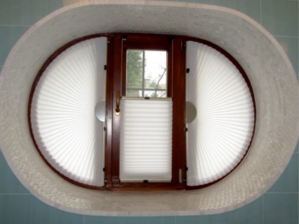 Pleated blinds for oval window