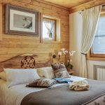 Beau design de fenêtres de différentes tailles dans la chambre