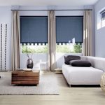 Beaux rideaux bleu marine dans le salon