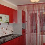 Rideaux en fil rouge pour cuisine moderne