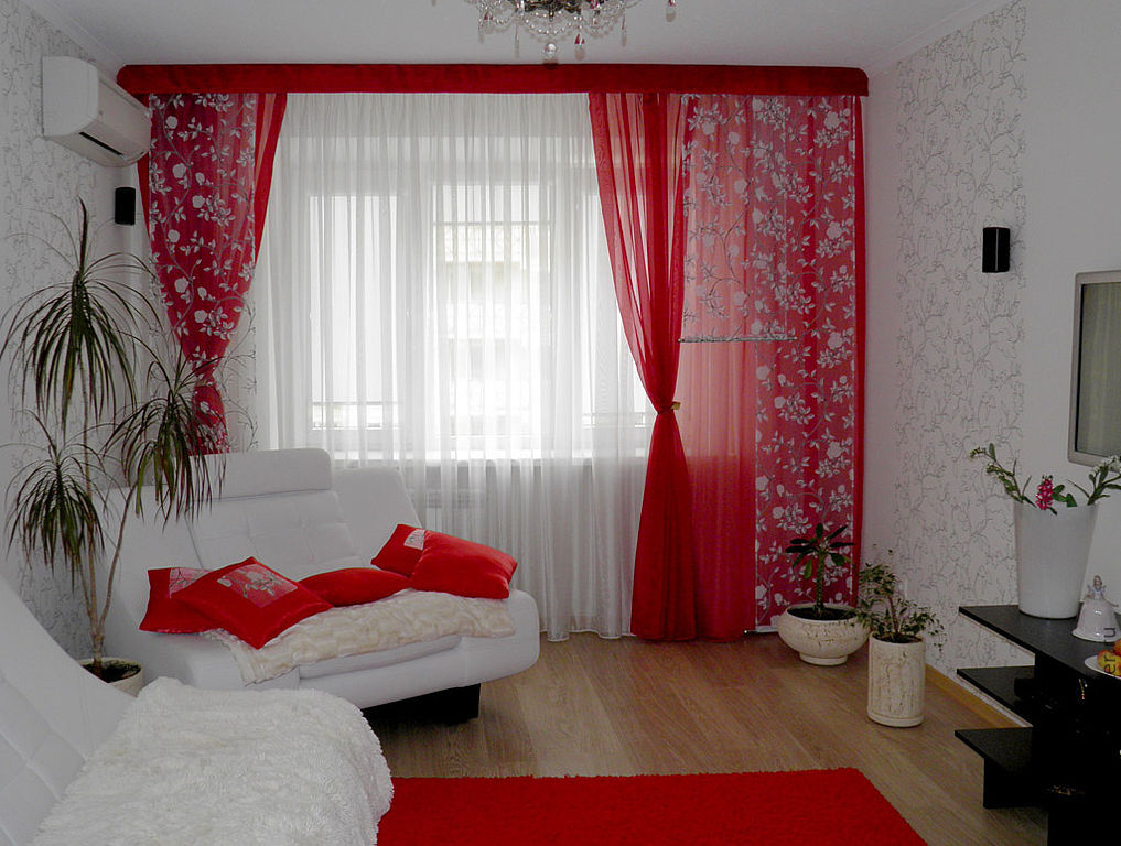 Rideaux rouges et tulle blanc