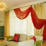 La vague de lambrequin rouge est spectaculaire à l'intérieur avec les rideaux et le tulle habituels