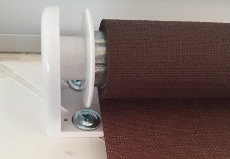 Installation d'un rideau laminé sur des vis auto-taraudeuses avec perçage du cadre