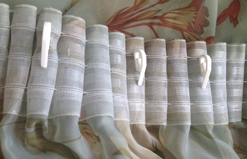 Mise en place des crochets sur le rideau