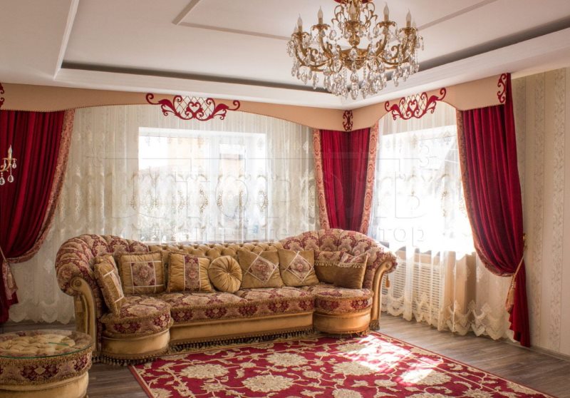 Décoration de fenêtre dans le hall à l'aide de lambrequin ajouré