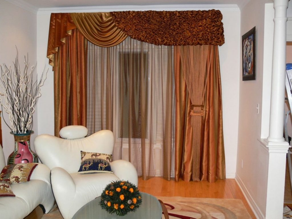 Intérieur de la salle avec de jabot sur des rideaux élégants