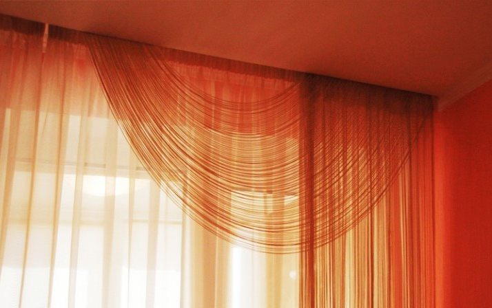 Lambrequin de la mousseline à la fenêtre du salon d'un appartement en ville