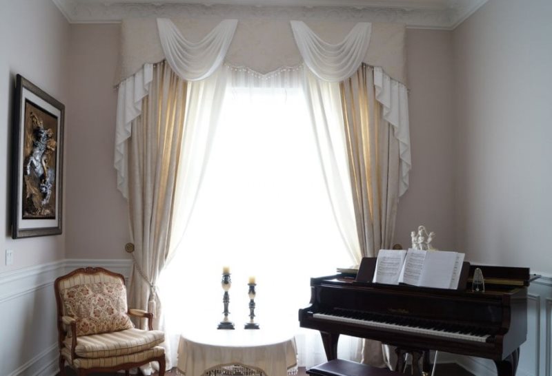 Piano à queue dans la salle avec un lambrequin combiné