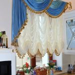 Rideaux français sur la fenêtre de la cuisine