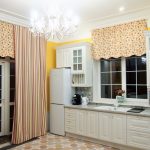 Design de la fenêtre de la cuisine lambrequin sans rideaux