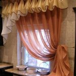Rideaux de tulle de couleur sur la fenêtre de la cuisine