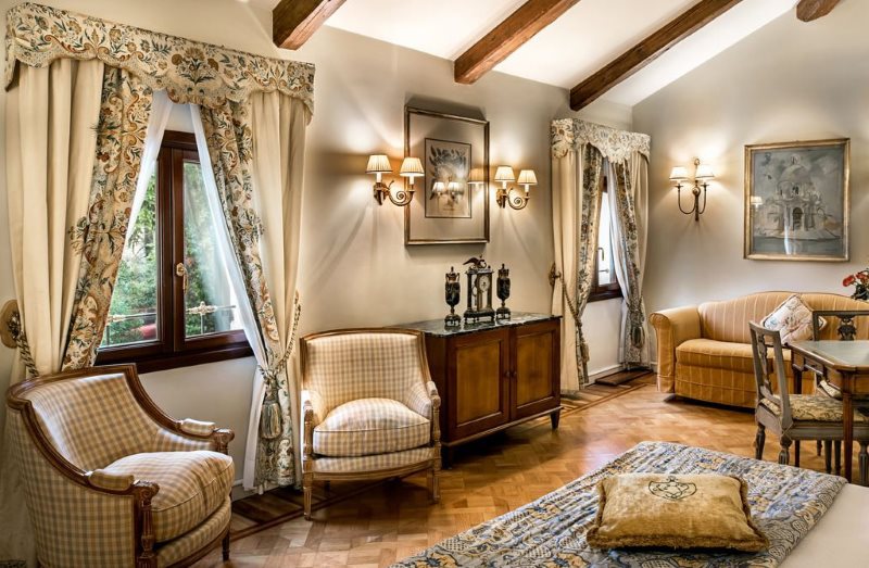 Salon intérieur avec lambrequins aux fenêtres