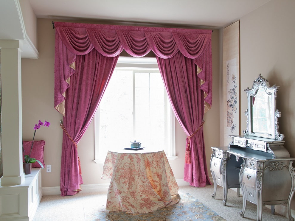 Lambrequin rose dans la chambre des femmes