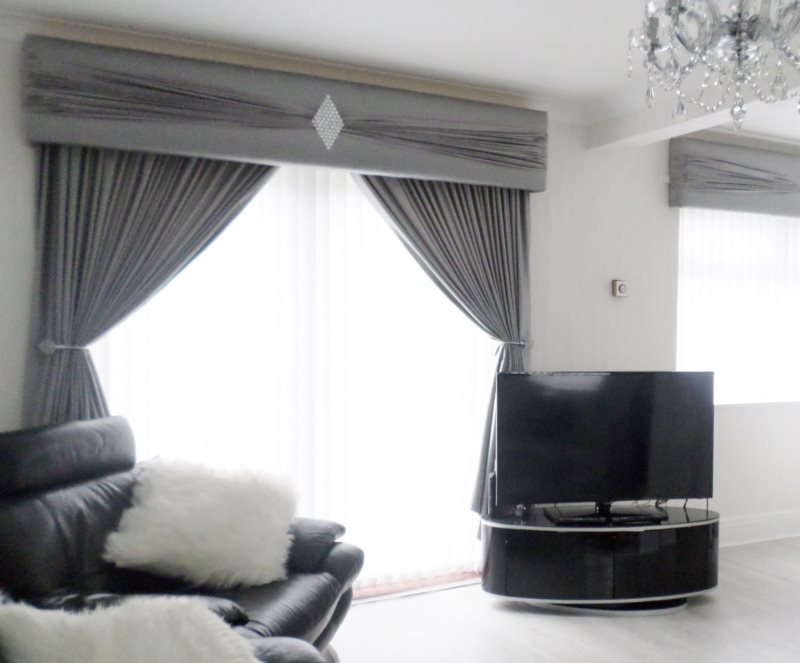 Pelmet strict dans le salon de style moderne