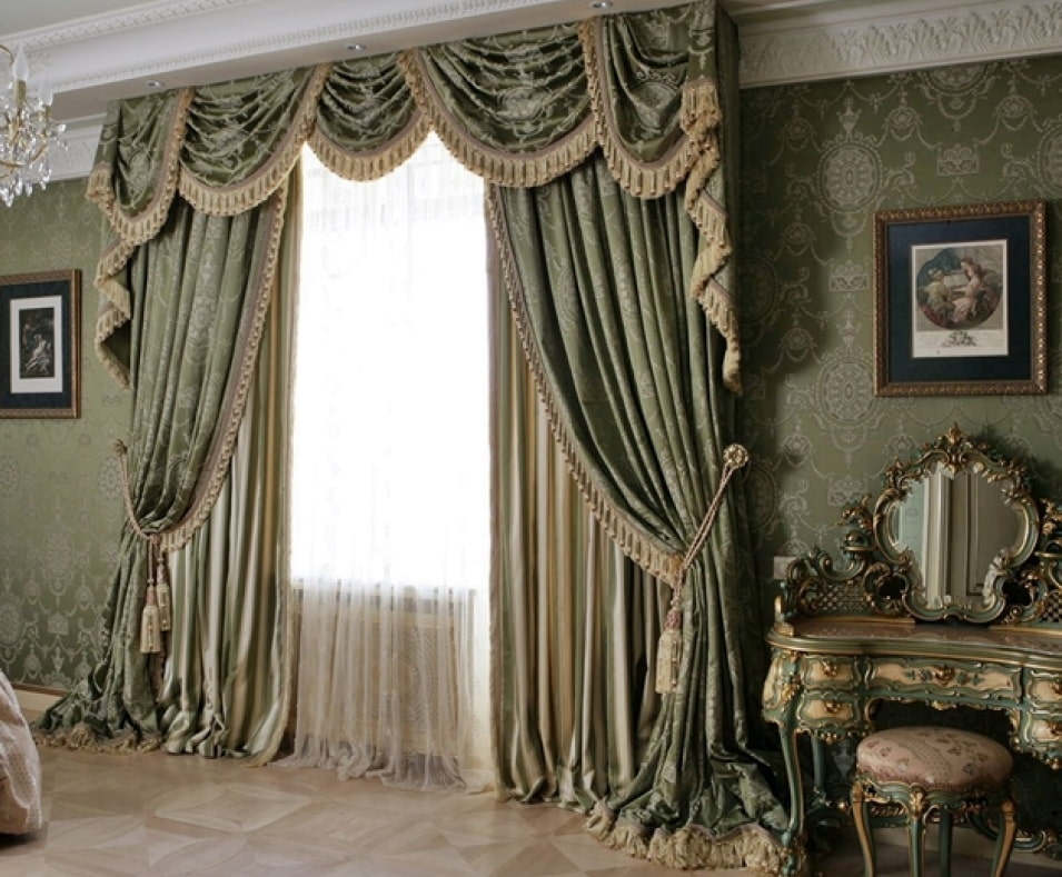 Des swags semi-circulaires sur lambrequin dans le hall d'une maison privée