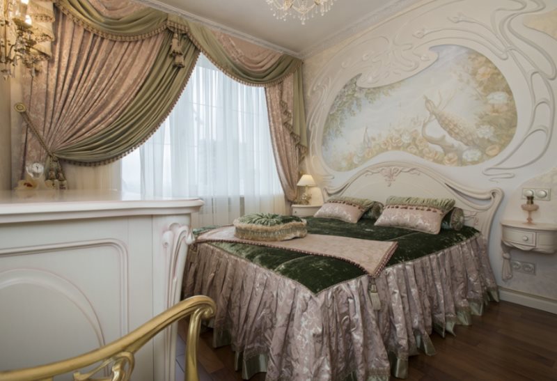 Belle chambre avec lambrequin à la fenêtre