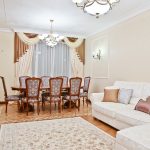 Chambre lumineuse avec un lambrequin aux fenêtres