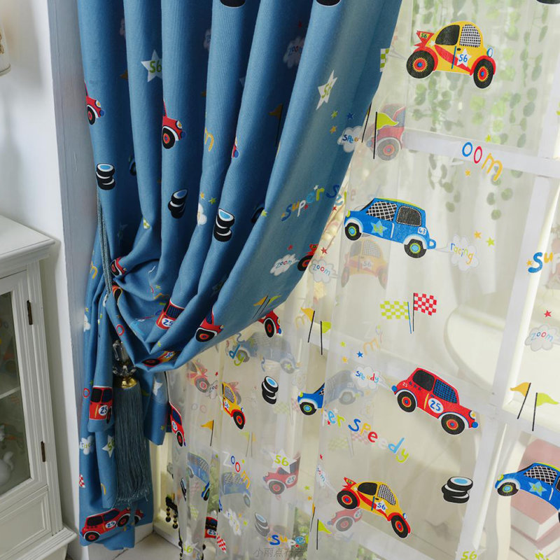 Petites voitures sur tulle dans la chambre du garçon