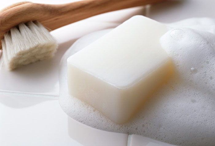 Savon et pinceau pour le nettoyage des stores