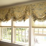 Stores simples et romains originaux avec une décoration très agréable