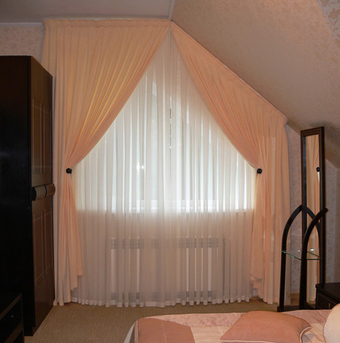 Classic design with tulle and curtains
