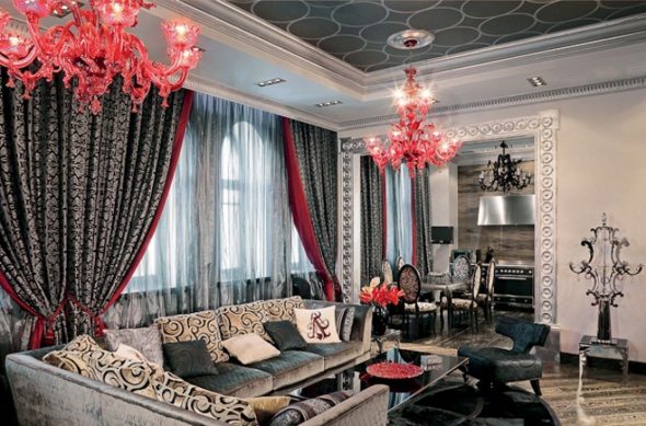 Décoration de fenêtre avec des rideaux sombres