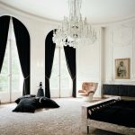 les beaux rideaux de l'appartement sont noirs