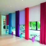 beaux rideaux dans l'appartement multicolore