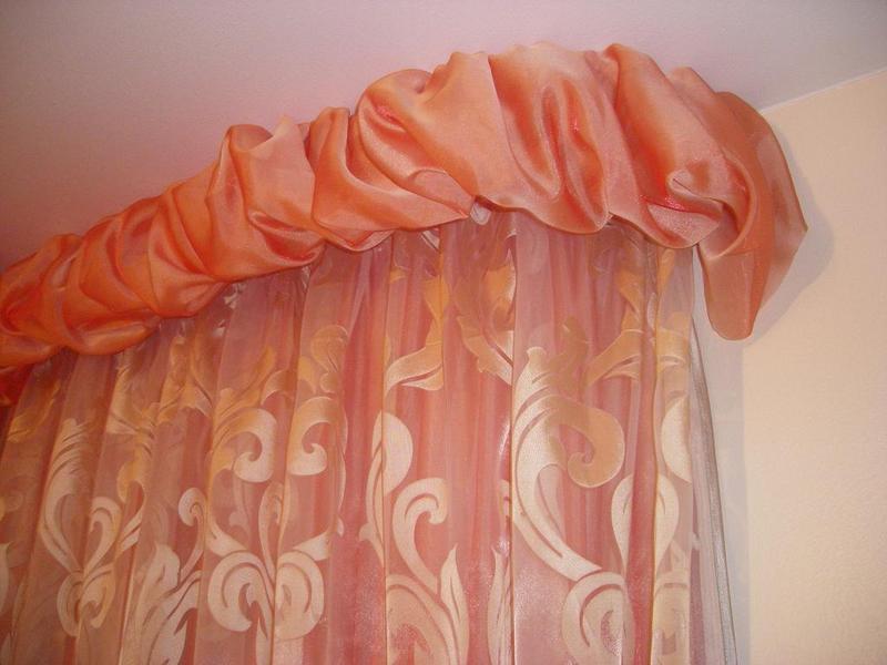 lambrequin Organza กับผ้าม่านบนหิ้งในห้องนั่งเล่น