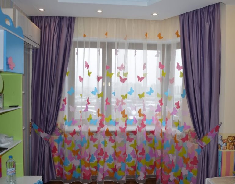 Motif coloré sur tulle translucide en pépinière