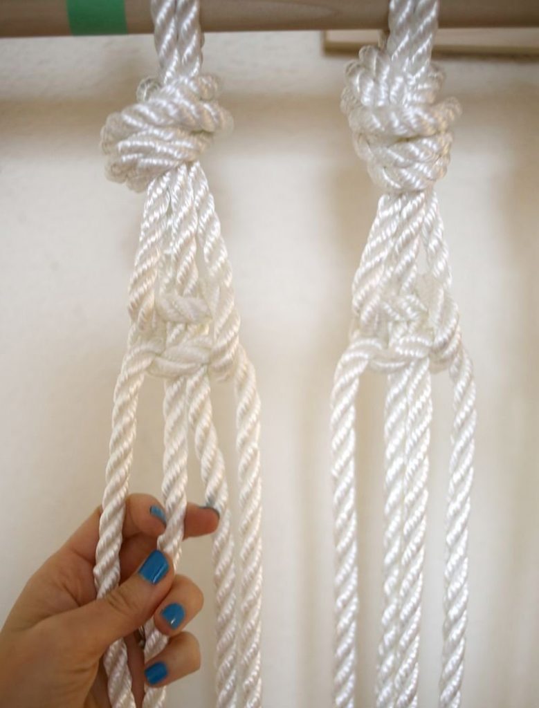 Tightening knots when weaving a synthetic rope curtain
