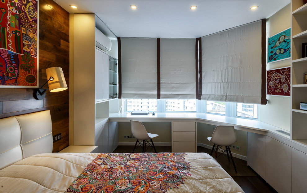 Stores romains gris sur une fenêtre de chambre moderne
