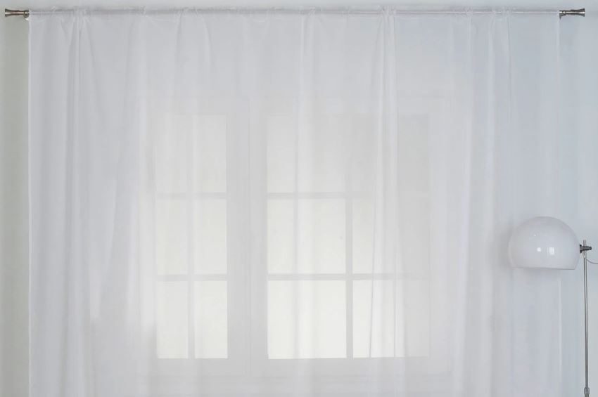Rideau de tulle épais sur la fenêtre du salon