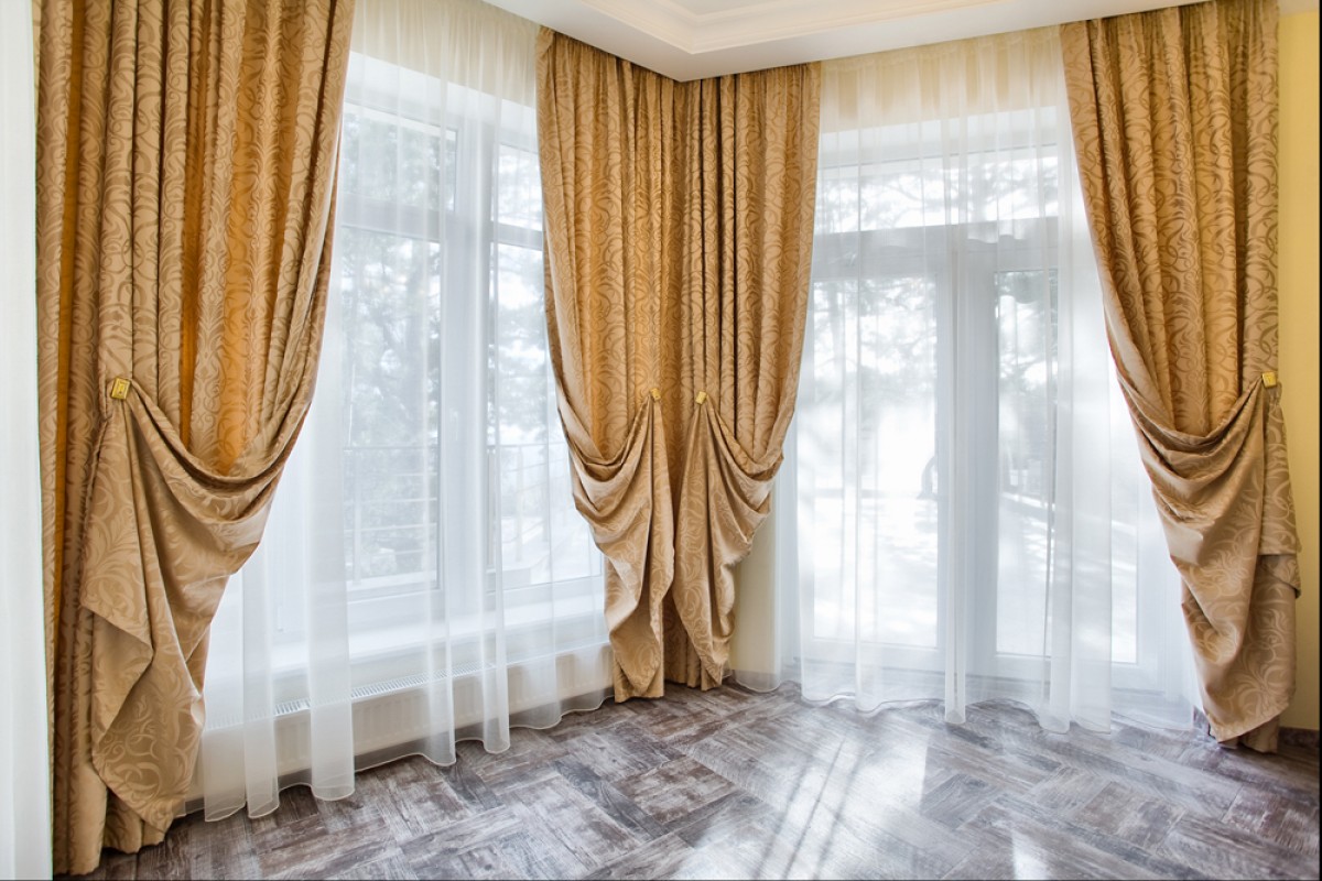 rideaux dans le salon avec attrape