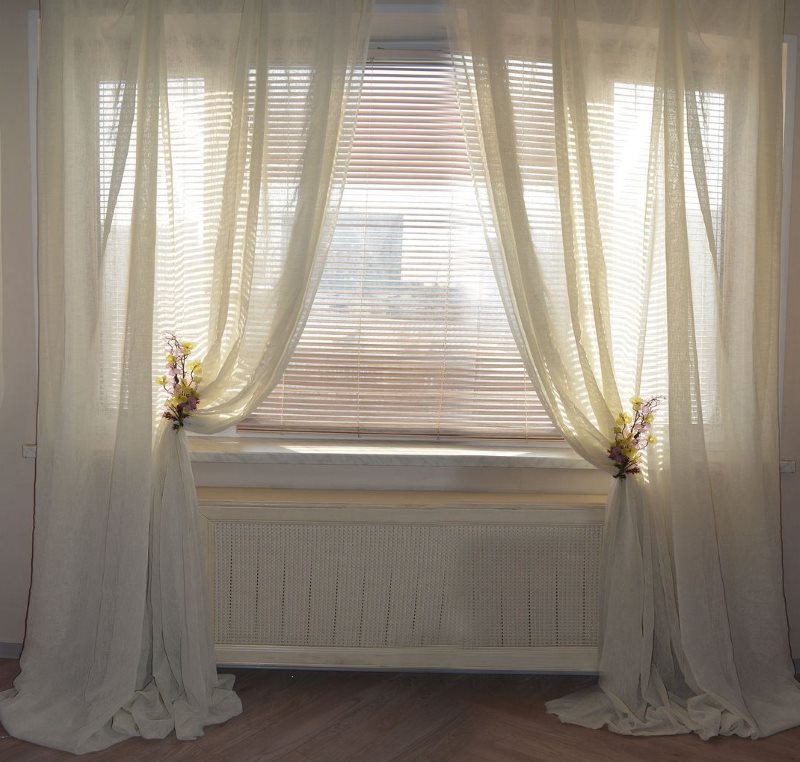 Supports en forme d'orchidée sur tulle blanc de lin