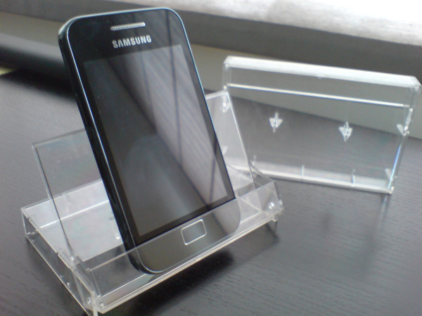 tenir le téléphone du cas cassette
