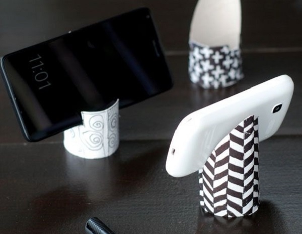 tenir le téléphone de la manche