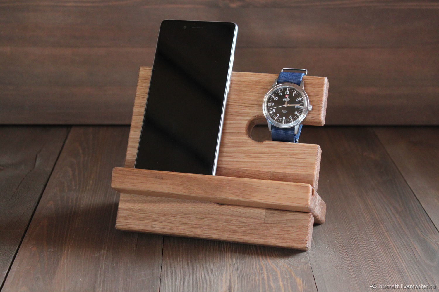 debout pour le téléphone sur la table