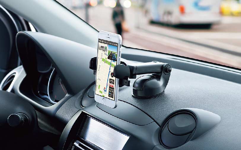 tenir le téléphone dans la voiture
