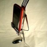 stand pour le téléphone de cuillères et fourchettes