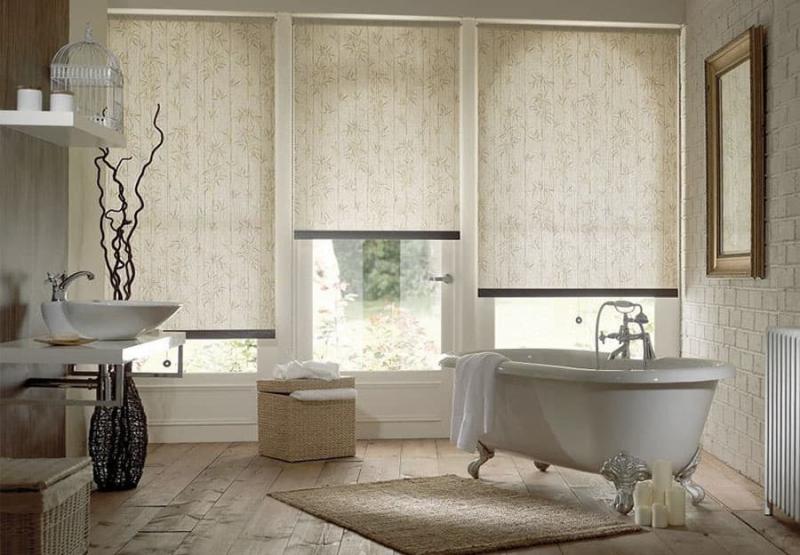 Intérieur de la salle de bain avec stores