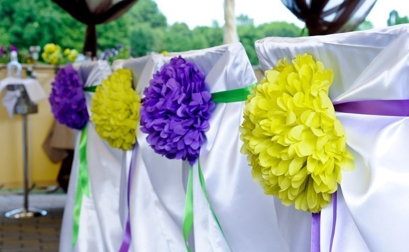 serviettes en papier sur des chaises