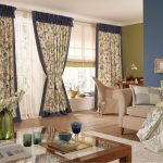 Modern bir oturma odasında Provence perdeleri