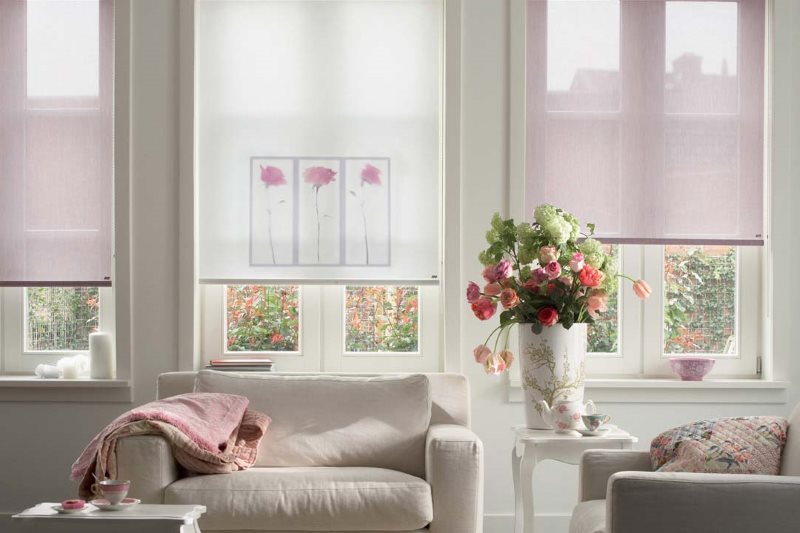 Décoration de la fenêtre dans la chambre avec des volets roulants