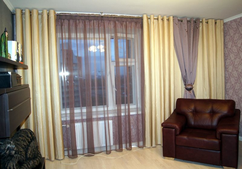 Sélection de tulle et rideaux pour le papier peint dans le salon