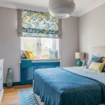 Intérieur de la chambre avec rideau à fleurs romain